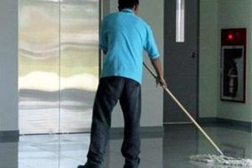 Limpiezas Txoyma hombre limpiando piso